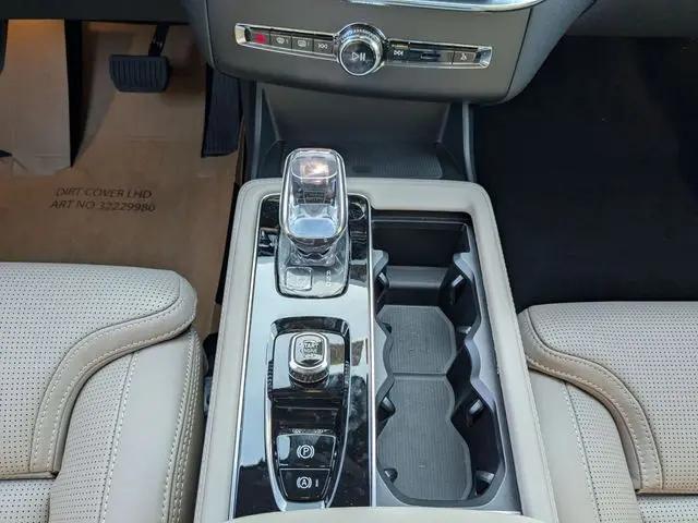 2026 Volvo XC90 Ultra Dark Theme, B6 AWD Gas (mild hybrid), Gasoline, 6 Seats