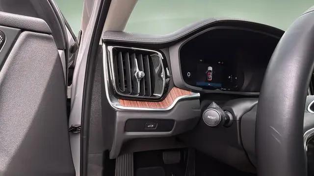 2024 Volvo S60 B5 Ultimate Dark Theme