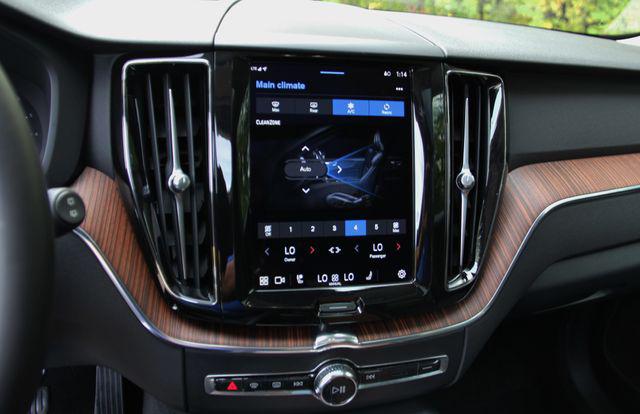 2023 Volvo XC60 B5 Plus Dark Theme