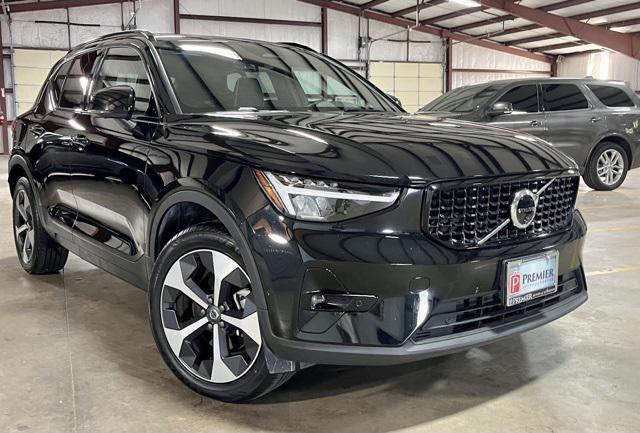 2025 Volvo XC40 B5 Plus Dark Theme