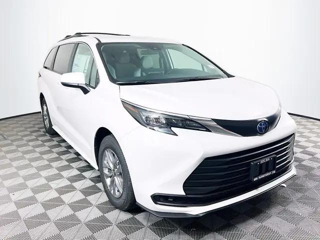 2025 Toyota Sienna LE for sale in Selma, CA