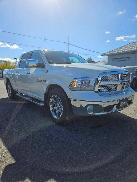 2017 RAM 1500 Laramie Crew Cab 4x4 64 Box