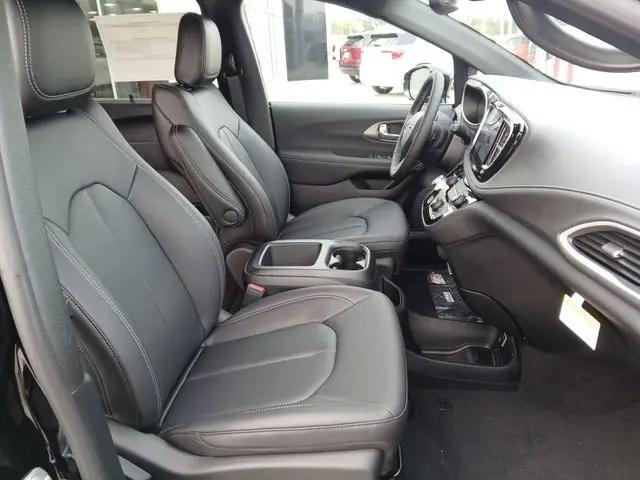 2026 Chrysler Pacifica Select AWD