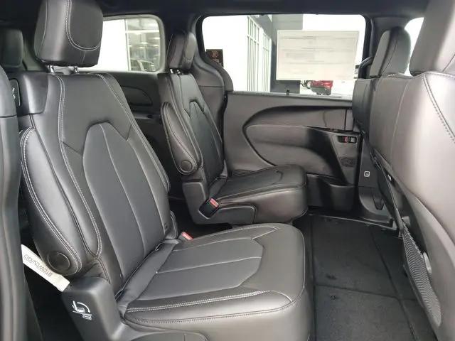 2026 Chrysler Pacifica Select AWD