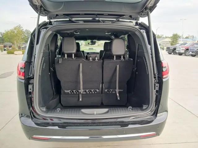 2026 Chrysler Pacifica Select AWD
