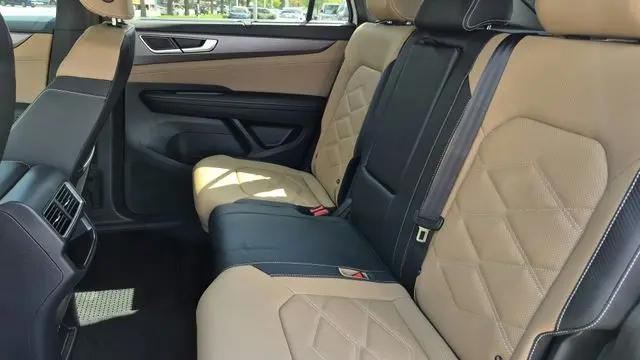 2026 Volkswagen Atlas Cross Sport SE with Technology