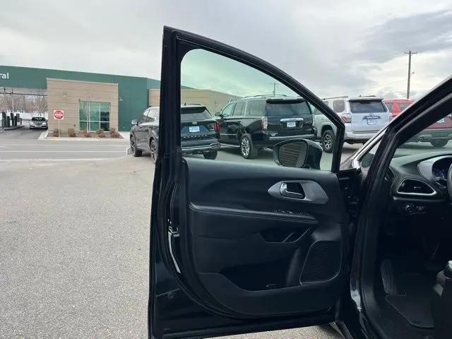2022 Chrysler Pacifica Touring