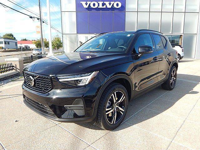 2026 Volvo XC40 Core, B5 AWD Gas (mild hybrid), Dark