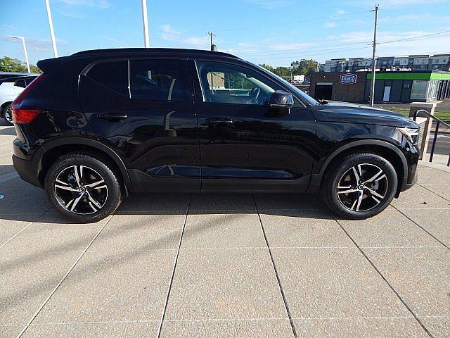 2026 Volvo XC40 Core, B5 AWD Gas (mild hybrid), Dark