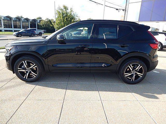 2026 Volvo XC40 Core, B5 AWD Gas (mild hybrid), Dark