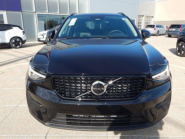 2026 Volvo XC40 Core, B5 AWD Gas (mild hybrid), Dark