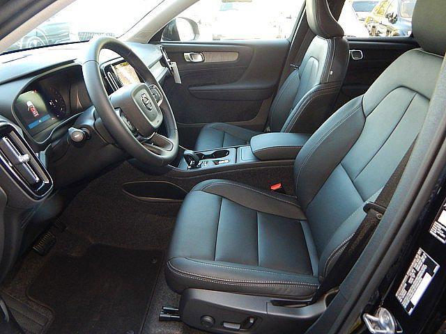 2026 Volvo XC40 Core, B5 AWD Gas (mild hybrid), Dark