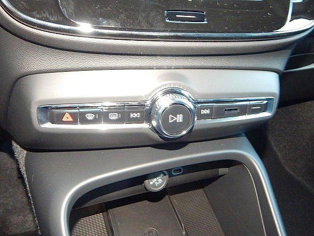 2026 Volvo XC40 Core, B5 AWD Gas (mild hybrid), Dark