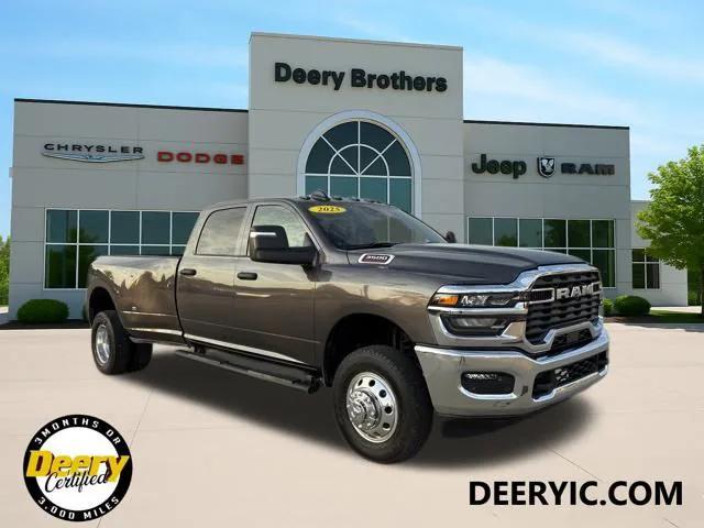 2025 RAM 3500 Tradesman Crew Cab 4x4 8 Box