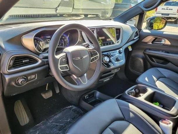 2026 Chrysler Pacifica Select AWD