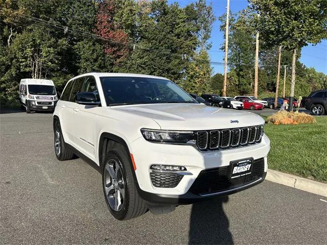 2023 Jeep Grand Cherokee Base