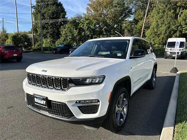 2023 Jeep Grand Cherokee Base