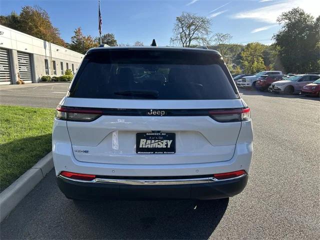 2023 Jeep Grand Cherokee Base