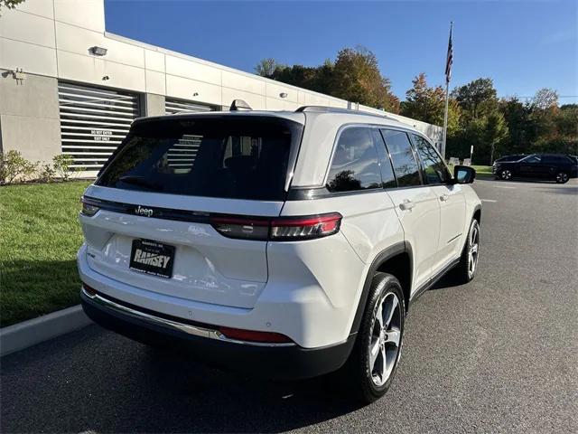 2023 Jeep Grand Cherokee Base