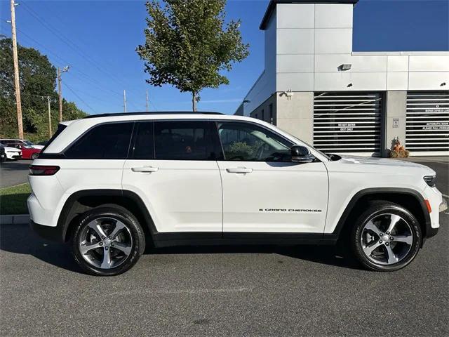 2023 Jeep Grand Cherokee Base