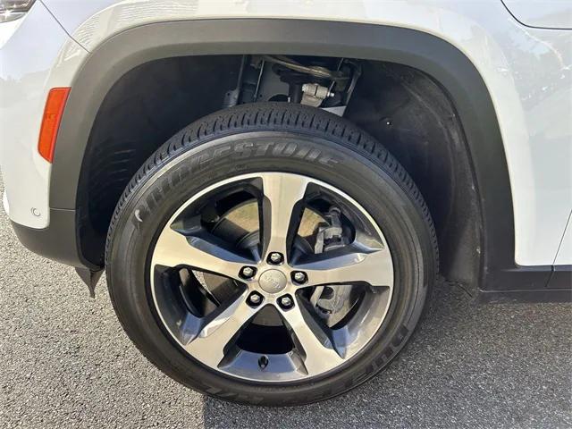 2023 Jeep Grand Cherokee Base