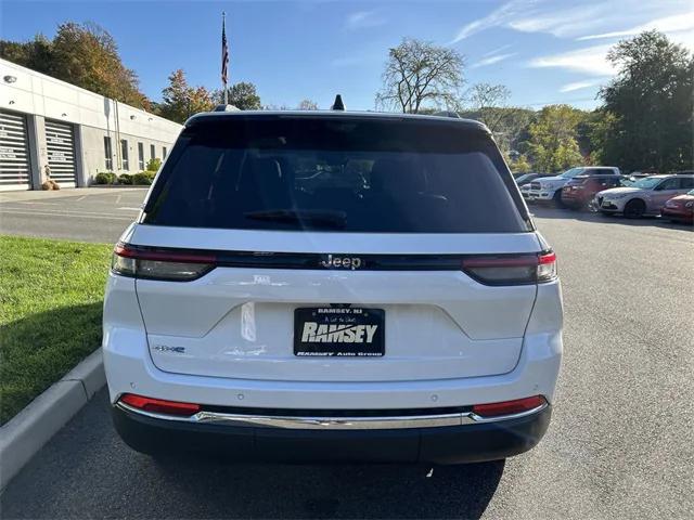 2023 Jeep Grand Cherokee Base