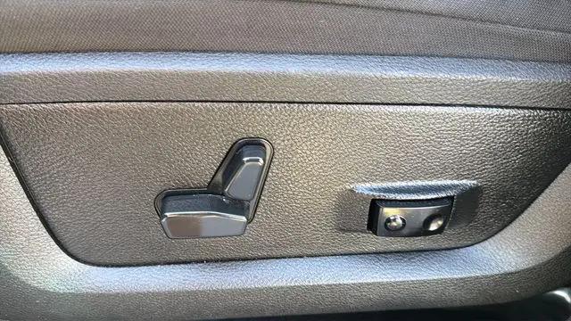 2023 Ram 1500 Classic SLT Crew Cab 4x4 5'7" Box
