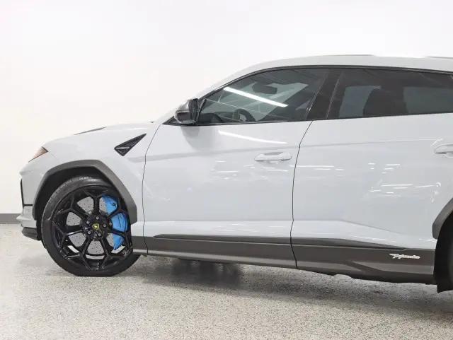 2023 Lamborghini Urus Performante