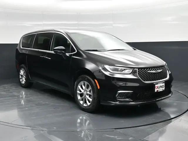 2026 Chrysler Pacifica Select AWD for sale in Sterling, IL
