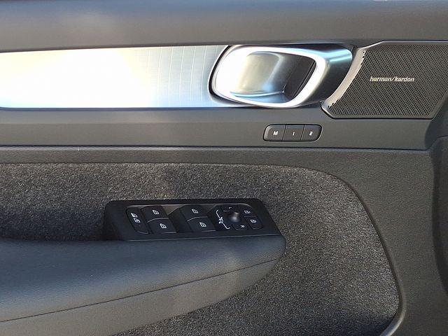 2026 Volvo XC40 B5 Ultra Black Edition