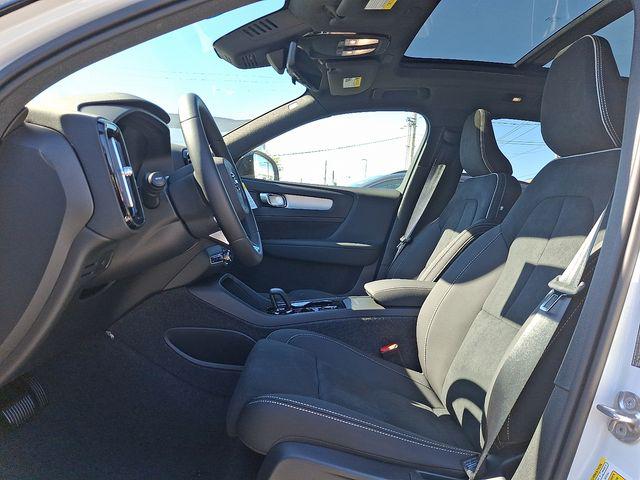 2026 Volvo XC40 B5 Ultra Black Edition