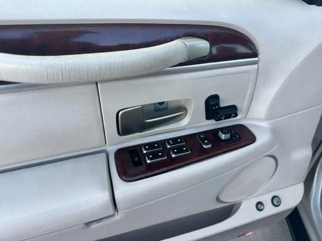 2004 Lincoln Town Car Signature
