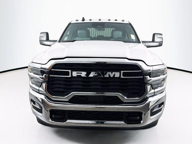 2026 RAM Ram 3500 Chassis Cab RAM 3500 TRADESMAN CREW CAB CHASSIS 4X4 60 CA 2026 RAM Ram 3500 Chassis Cab RAM 3500 TRADESMAN CREW CAB CHASSIS 4X4 60 CA