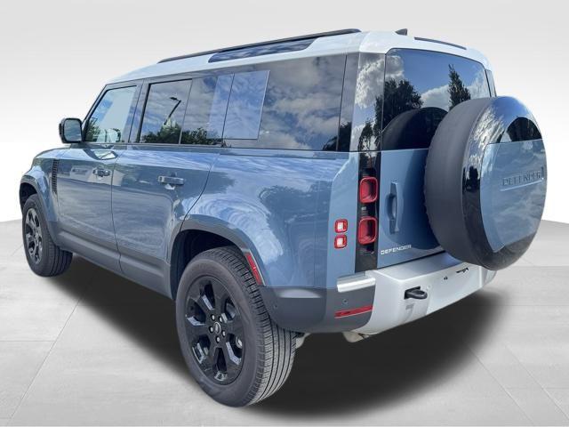 2025 Land Rover Defender 110 photo 2