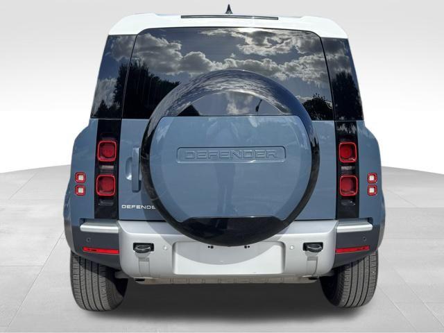 2025 Land Rover Defender 110 photo 3