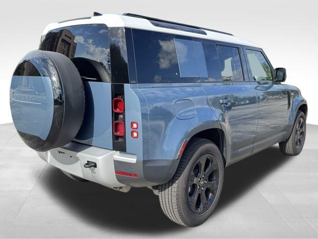 2025 Land Rover Defender 110 photo 4