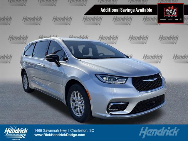 2026 Chrysler Pacifica Select's photo