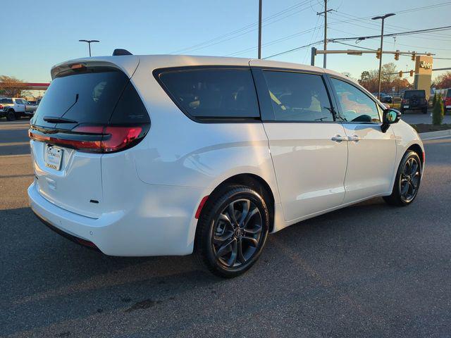 2026 Chrysler Pacifica Select AWD