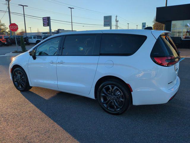 2026 Chrysler Pacifica Select AWD