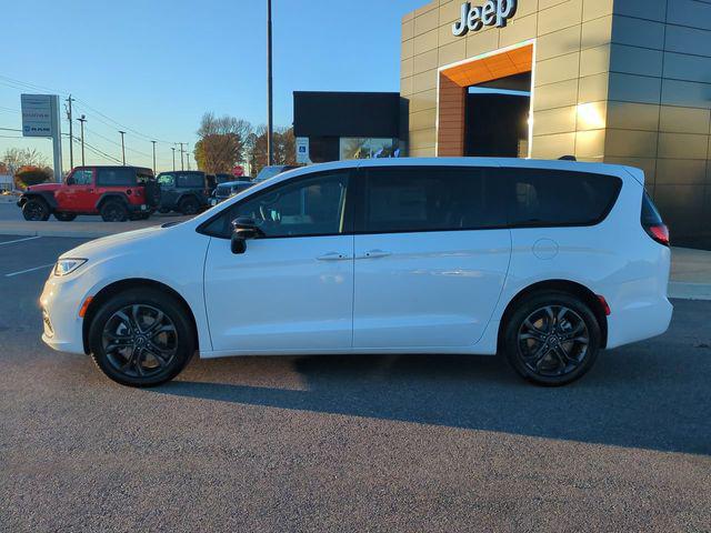 2026 Chrysler Pacifica Select AWD