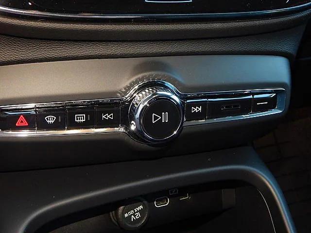 2026 Volvo XC40 B5 Ultra