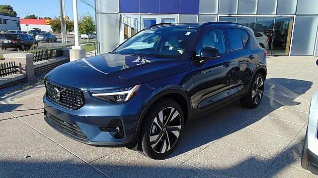 2026 Volvo XC40 Ultra, B5 AWD Gas (mild hybrid), Dark