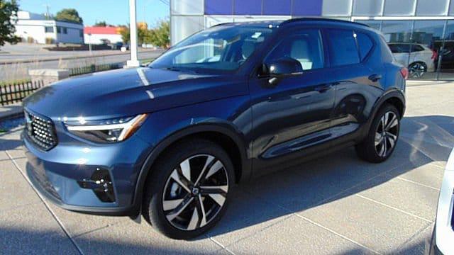 2026 Volvo XC40 Ultra, B5 AWD Gas (mild hybrid), Dark