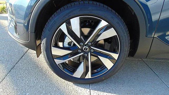 2026 Volvo XC40 Ultra, B5 AWD Gas (mild hybrid), Dark