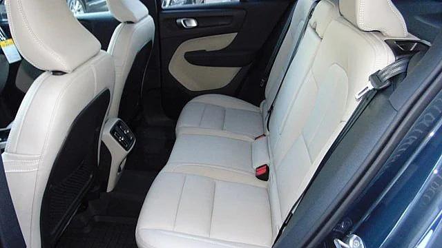 2026 Volvo XC40 Ultra, B5 AWD Gas (mild hybrid), Dark