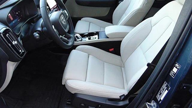 2026 Volvo XC40 Ultra, B5 AWD Gas (mild hybrid), Dark
