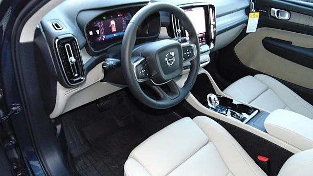 2026 Volvo XC40 Ultra, B5 AWD Gas (mild hybrid), Dark
