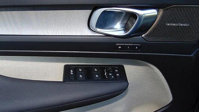 2026 Volvo XC40 Ultra, B5 AWD Gas (mild hybrid), Dark