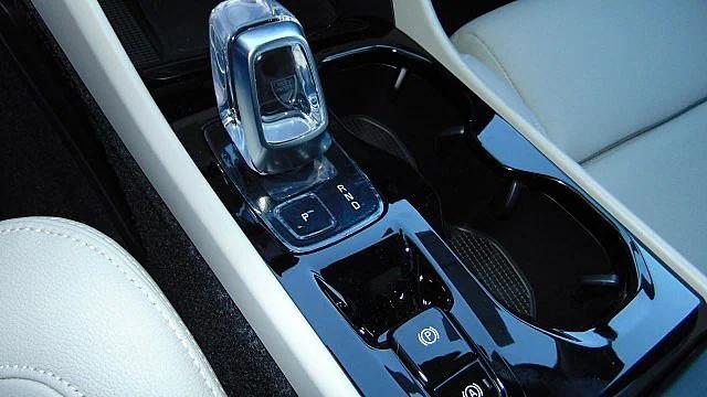 2026 Volvo XC40 Ultra, B5 AWD Gas (mild hybrid), Dark