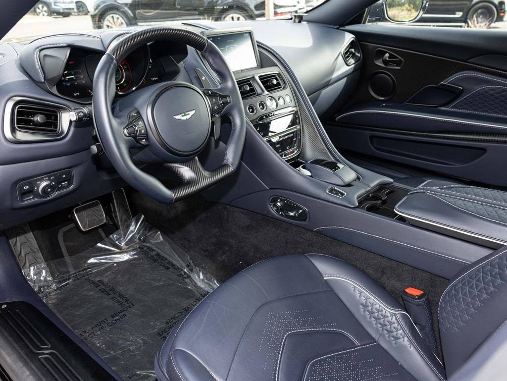 2022 Aston Martin DBS photo 2